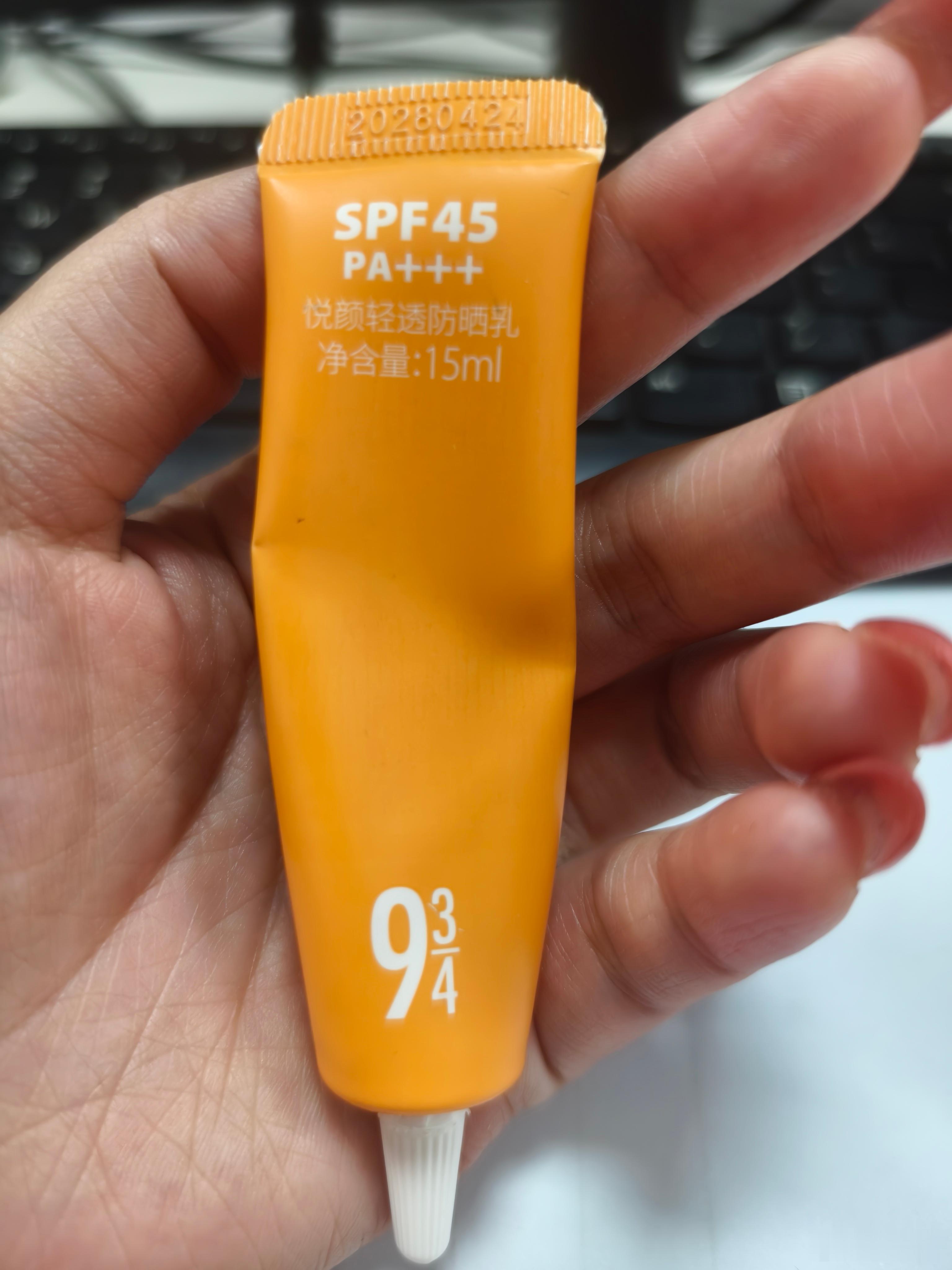 今天早上十点中考成绩出分，感觉好紧张，不晓得我女儿能不能被这个重点高中录取，为了