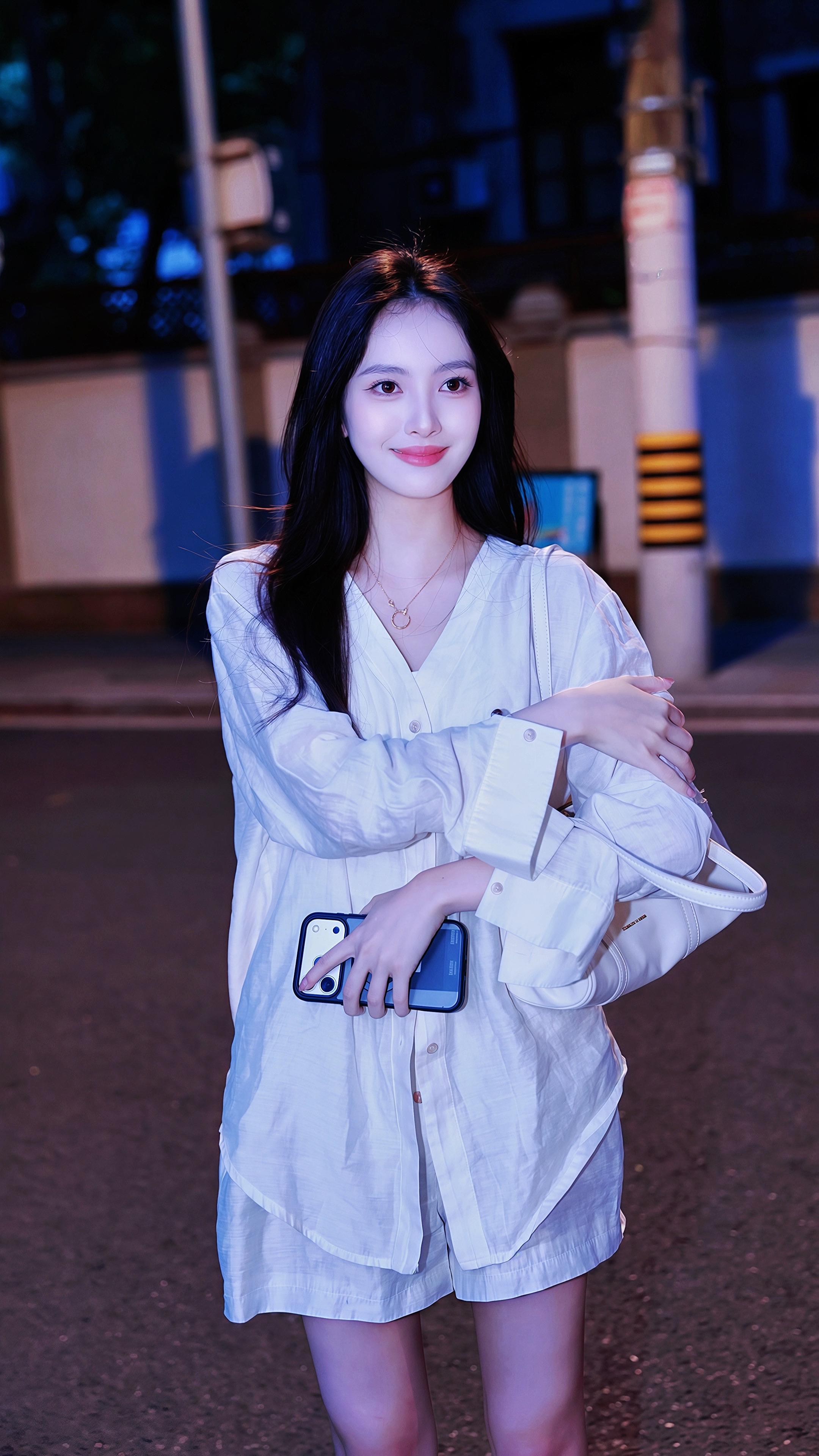 上海街拍｜王欣怡。 ，宁夏银川女孩，23岁身高165，喜欢读书打斯诺克...