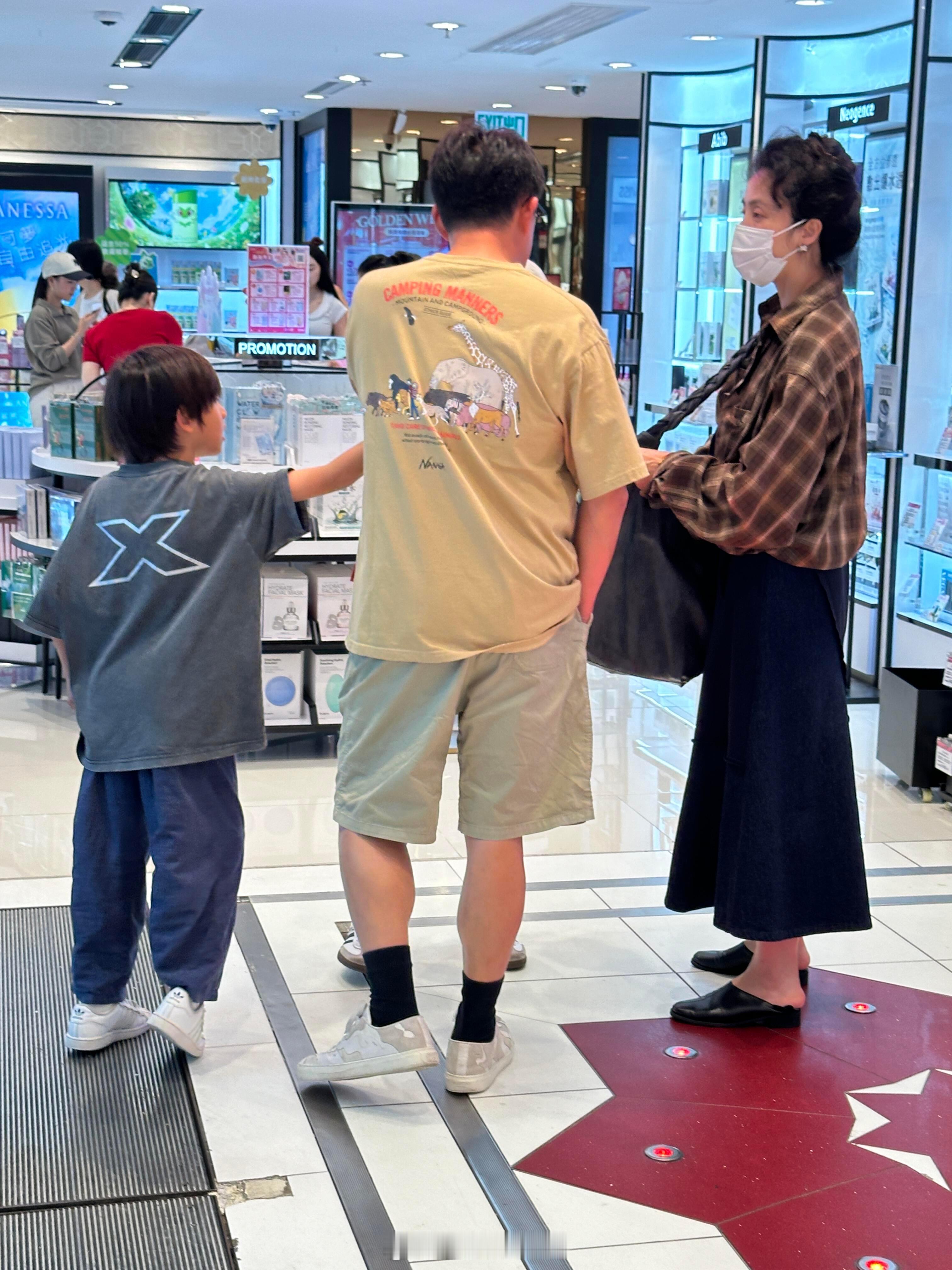香港偶遇黄磊孙莉一家黄磊给二女儿拍照 香港偶遇黄磊孙莉一家，黄磊给二女儿拍照 ​
