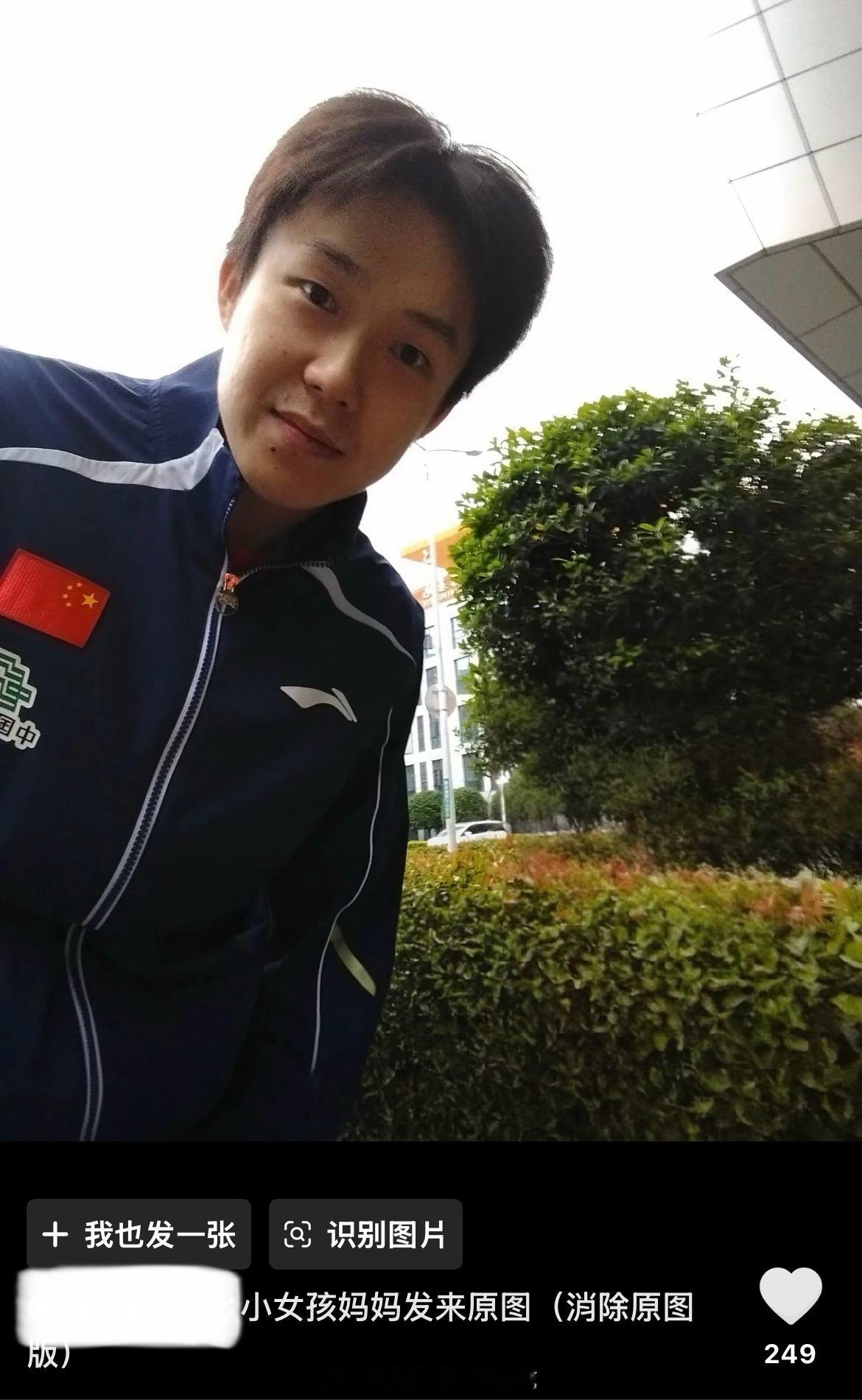 两个人都很萌！一个笑眯眯地和小朋友合照，一个合完照就跑走了小朋友用电话手表跟王楚