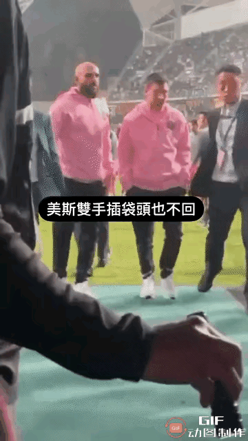梅西的拽样！完全没有尊重球迷，没有一丝笑容，更没有向球迷招手，在日本则换了一个人