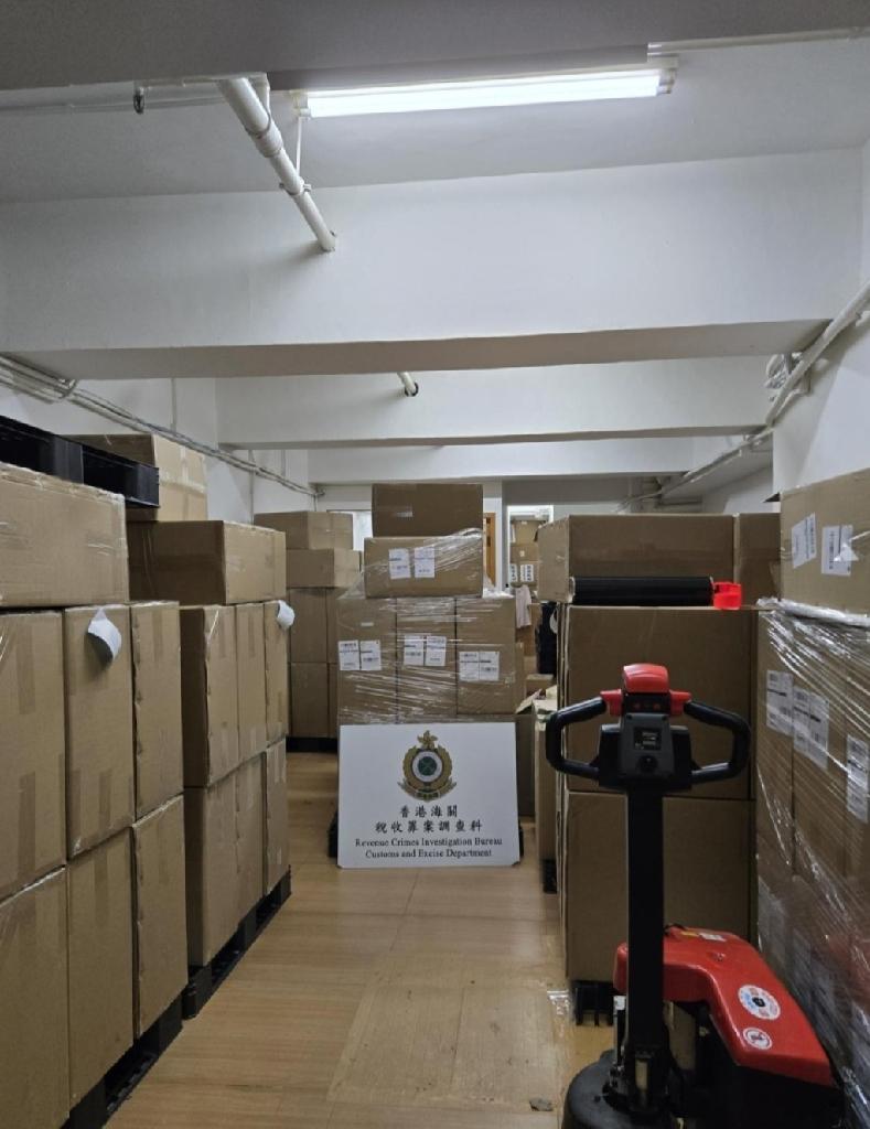 香港海关税收罪案调查科人员周二（9月1日）采取全港性执法行动，分别在新田、荃湾及
