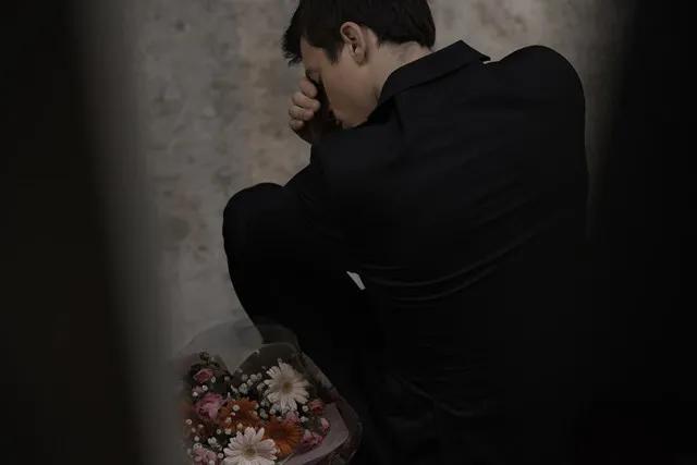 无题
当今孤男寡女多，
谁知原因说一说。
择人标准渐严苛，
自私自利怎奈何。
