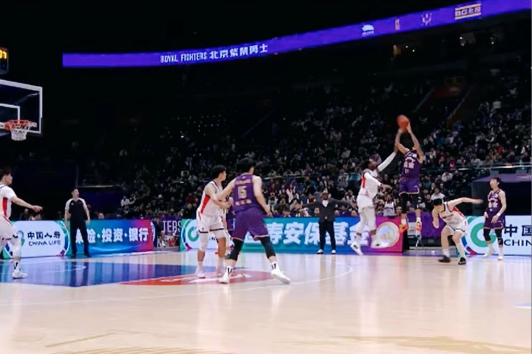 读秒反绝杀！廖三宁边线发球，里勒漂移后仰压哨三分命中，北控89-88惊险战胜广州