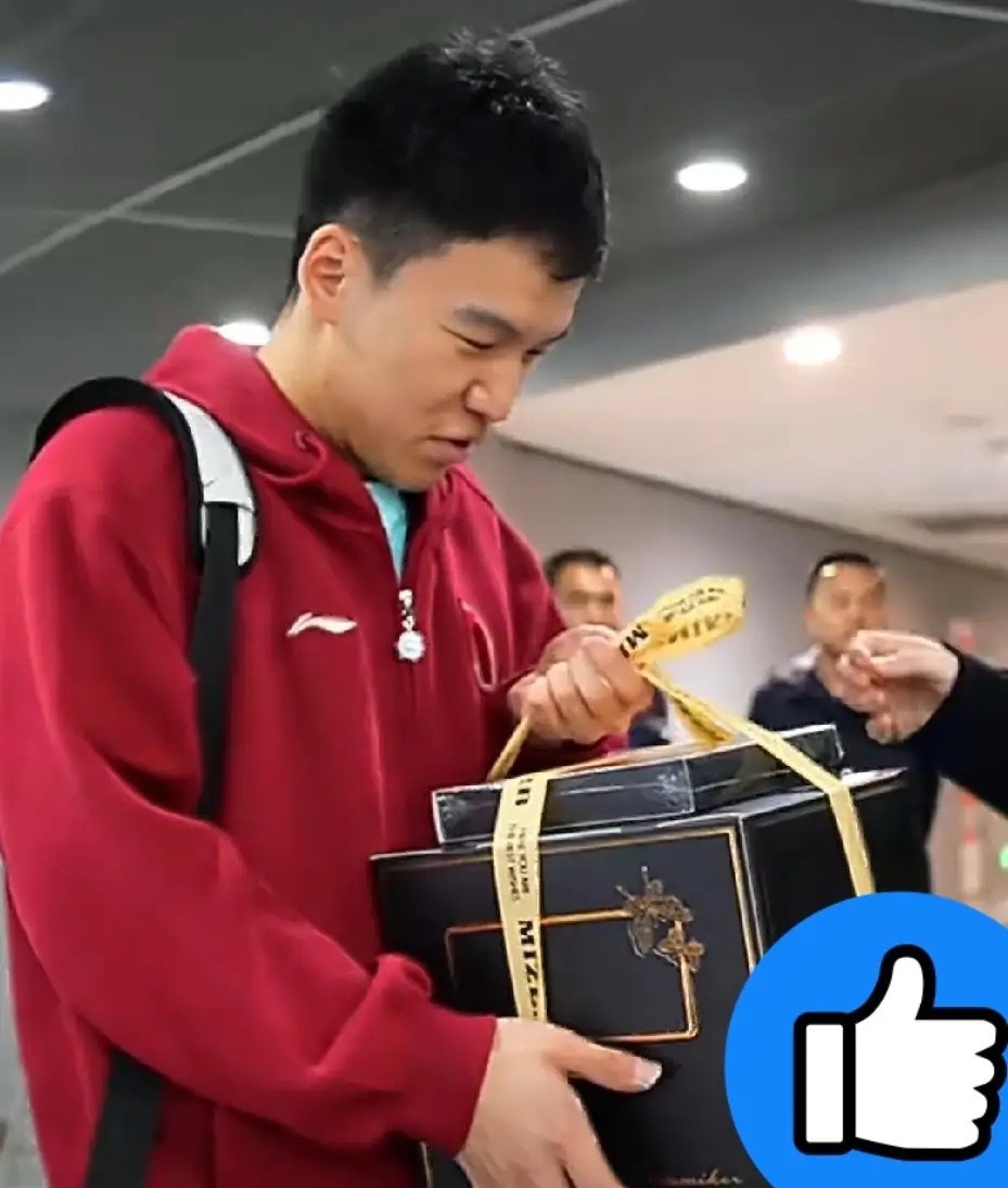 暖心，主办方给向鹏送生日蛋糕今天是国乒球员向鹏的23岁生日，正在太原参加常规挑战