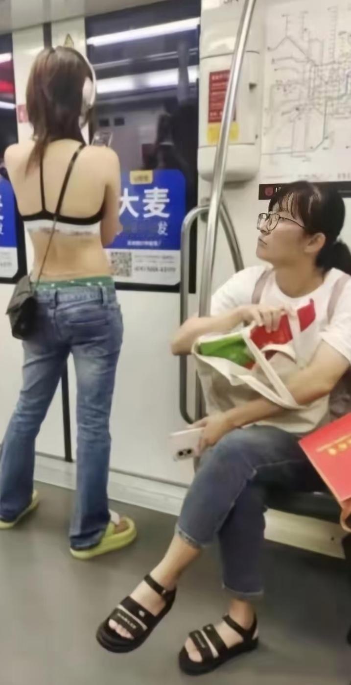 妈呀，真的是地铁上的一股清流啊[捂脸]
坐地铁偶然看到这位女生的穿搭，我实在不好