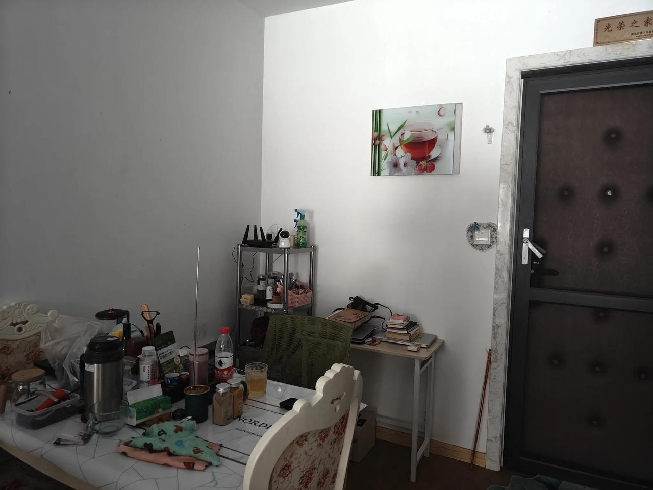 网友诸君，我现在的屋子里温度是15.9，就感觉脚跟手拔凉拔凉的。室外小走廊有地热