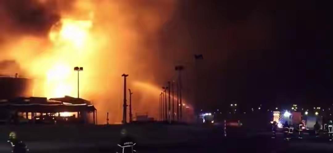 炸台风，炸预警机，炸意大利营，伊朗再打美航母基地，油库大爆炸