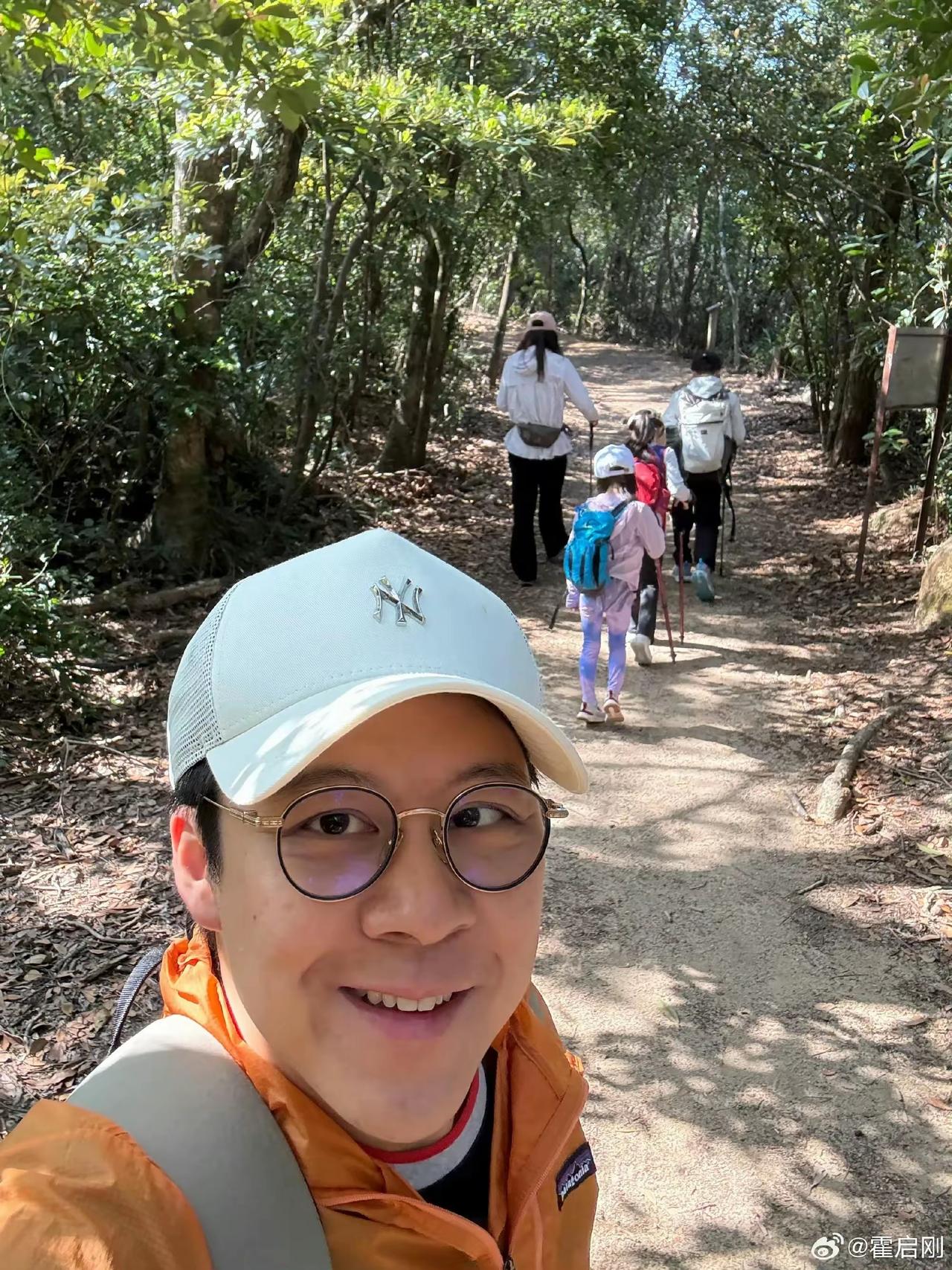 3月15日，郭晶晶霍启刚一家五口爬山，一家人同框画面温馨又幸福！
霍启刚在社交平