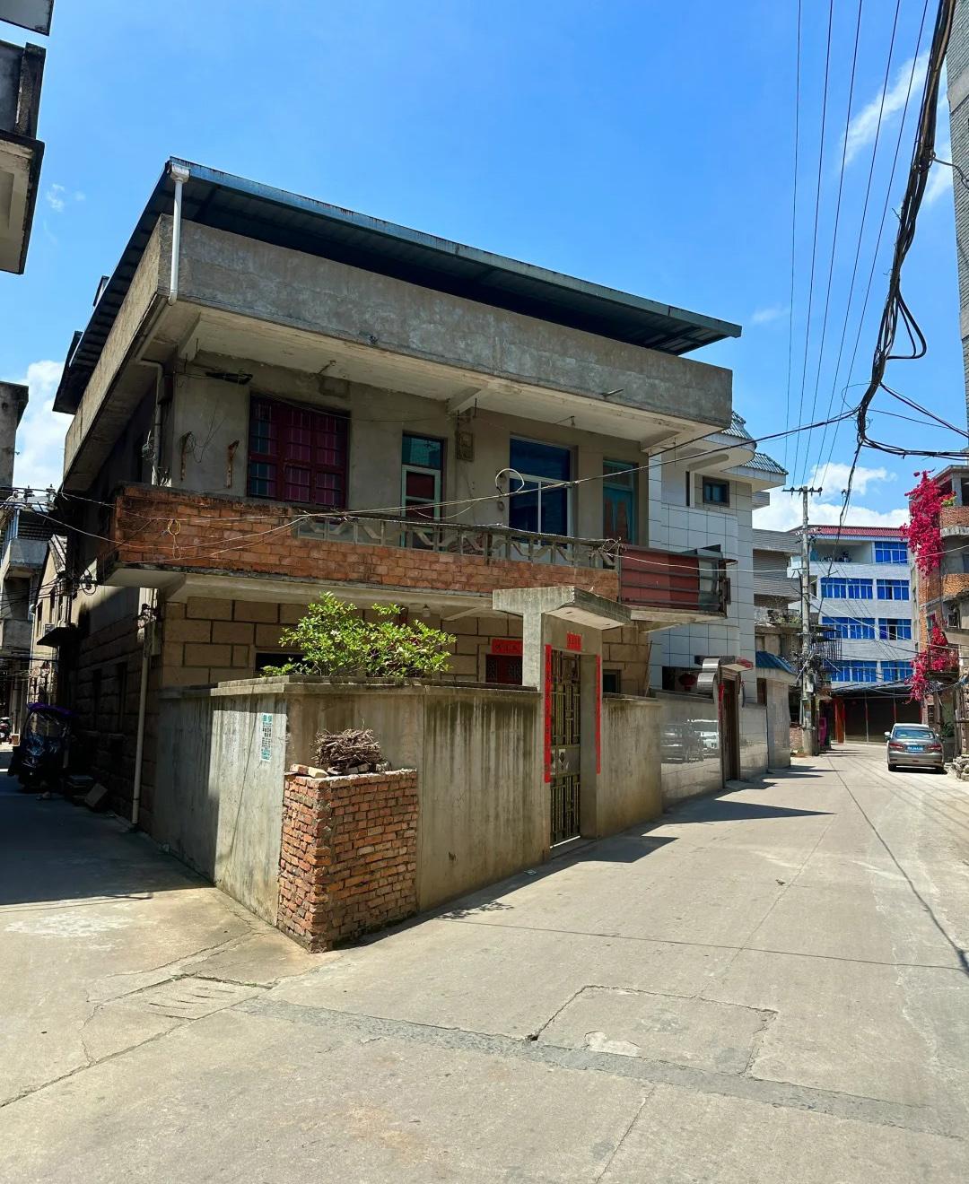 路过福州市连江县敖江镇幕浦村，发现村里的房子大多朝向外面修了一个尖角，犹如船头。