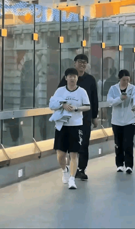 他们可真敢让莎莎带路啊
这位可是能把自己搞丢
顺带把队伍也带偏的主儿
莎莎、佳佳