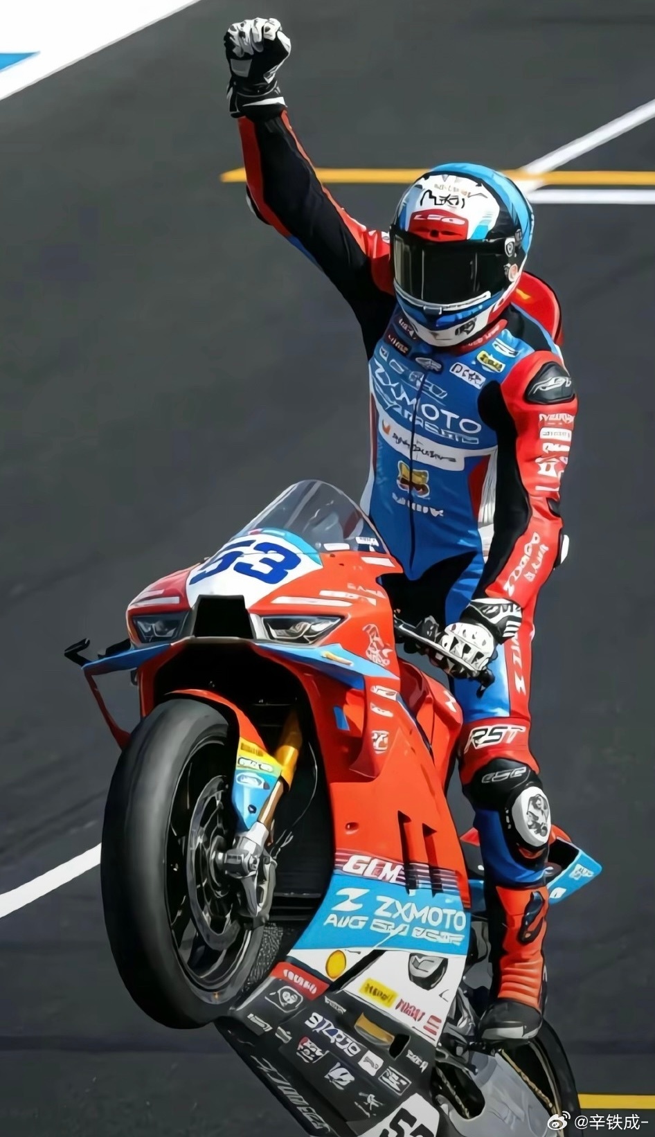 这一刻一切都值了。张雪饱含热泪奋力挥动国旗的那个瞬间——曾经甩在这位“少年”身上