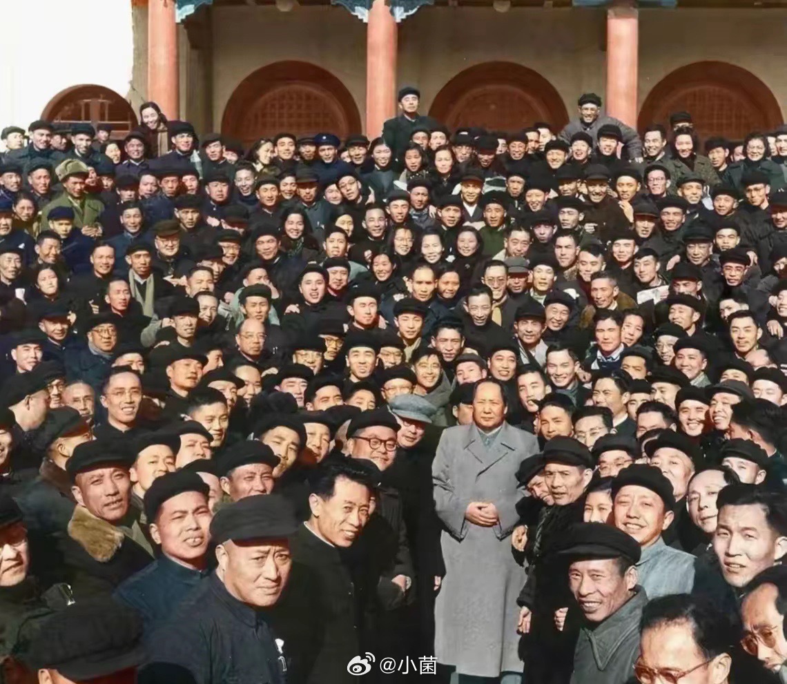 这张照片真好，大家都挤在毛主席身边，心贴得那么近，满是欢喜和激动 。 