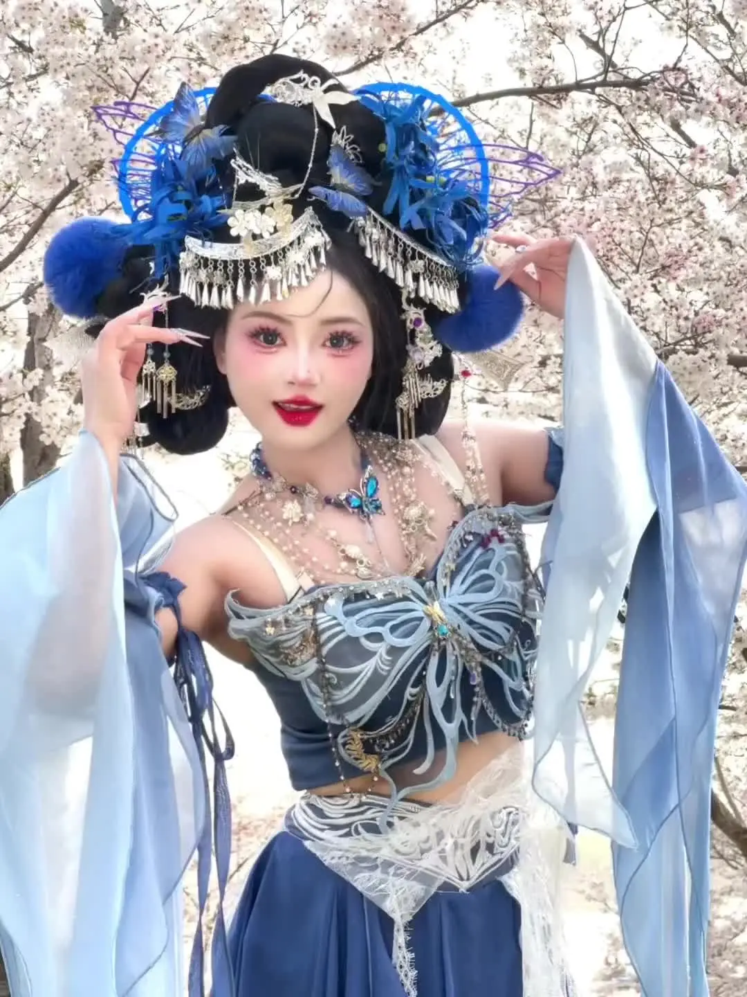 “樱花树下站谁都美 我的爱给谁都热烈”