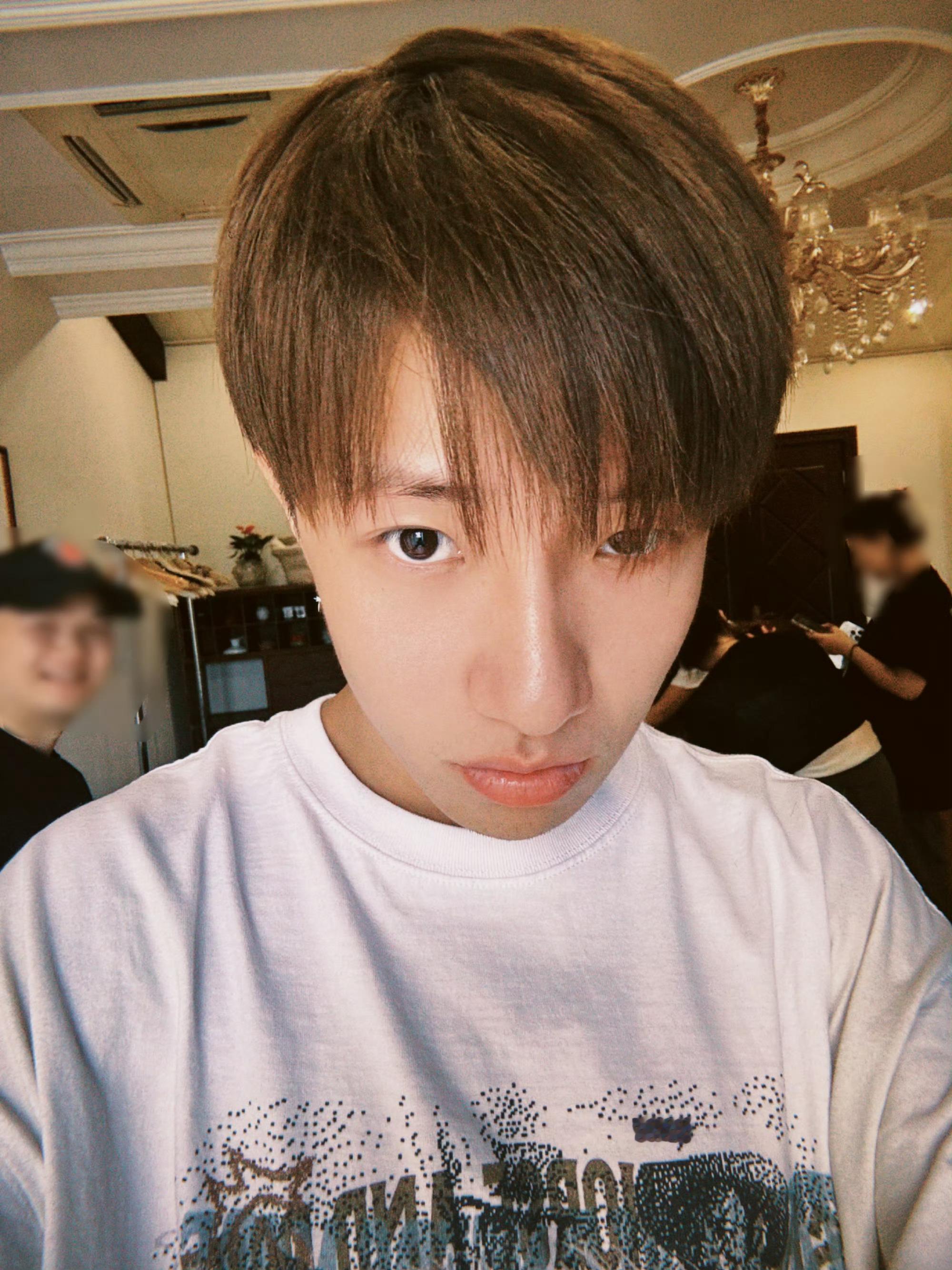 #王一珩直发发型##王一珩换陶喆同款发型#王一珩一日直发体验卡，一看就很会唱R&
