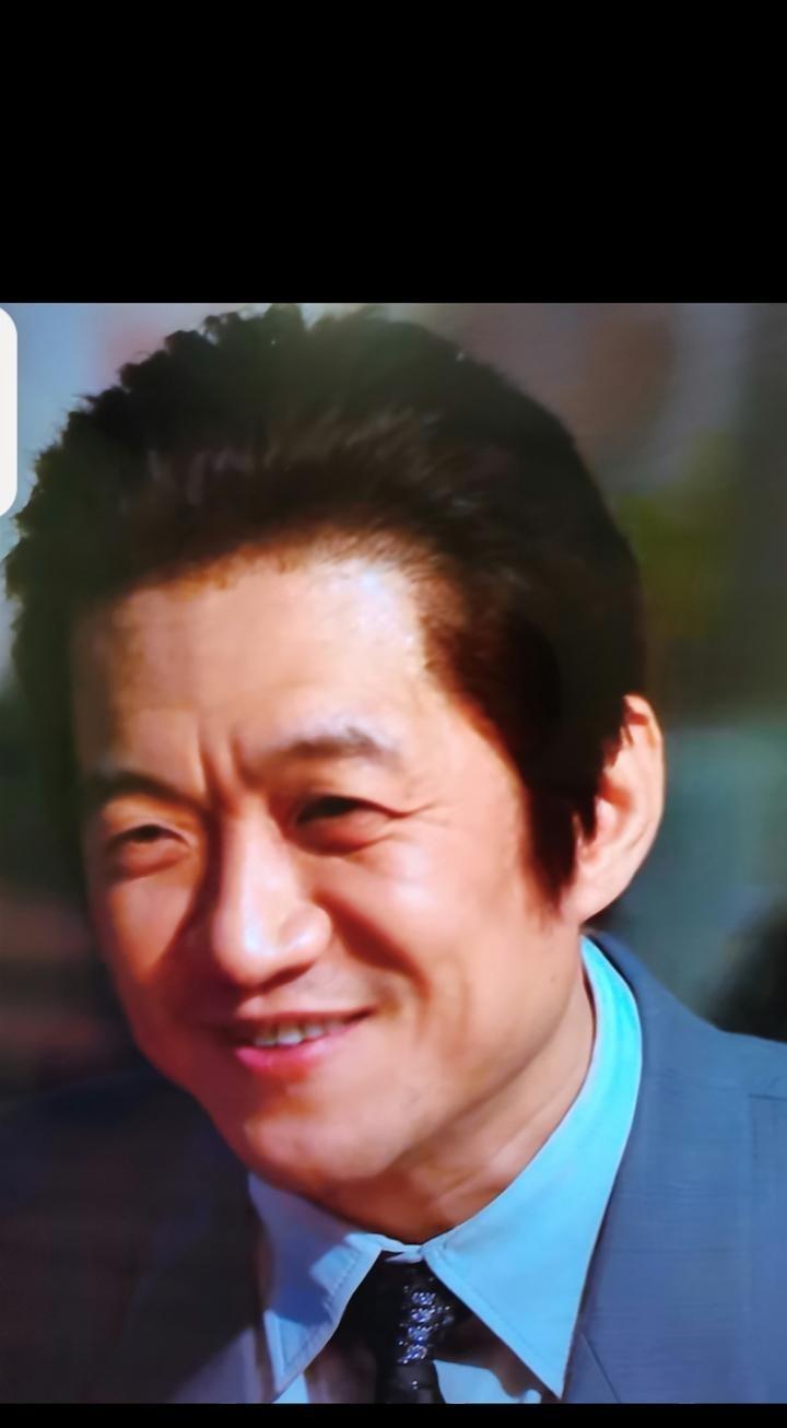 你以为编剧翻车了？
他早算计好你的每句吐槽。
前15集骂声不断，角色行为诡异，剧