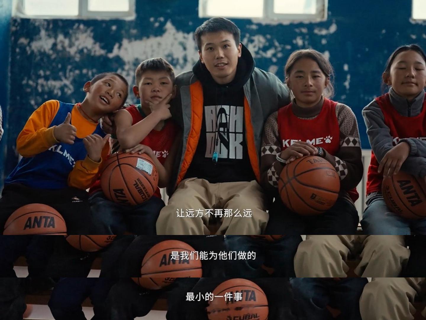 青海小球员逐梦上海的托举之手来自上海的95后李老师，接过研究生同学秦老师的棒，继