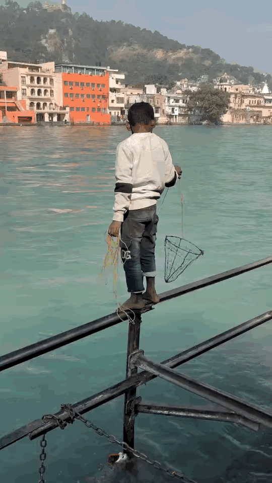 什么是天赋？站在细栏杆上稳如泰山的本事，这瞬间就具象化了！