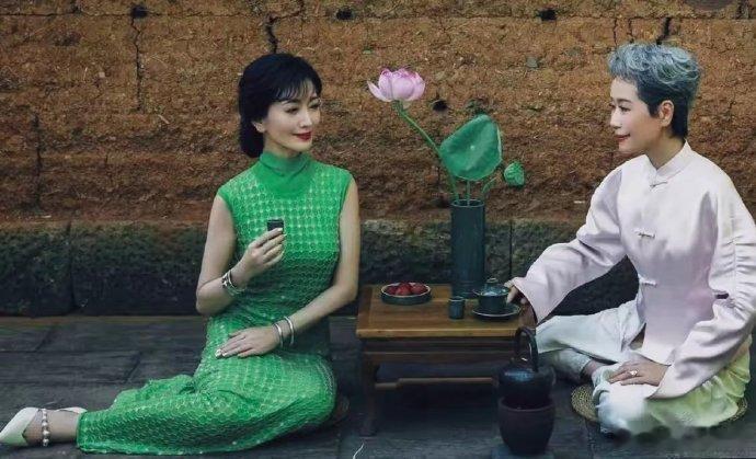 叶童那站姿，真的谁懂啊！她接受了自然白去的头发，可身姿却依然挺拔，好帅啊！ ​ 