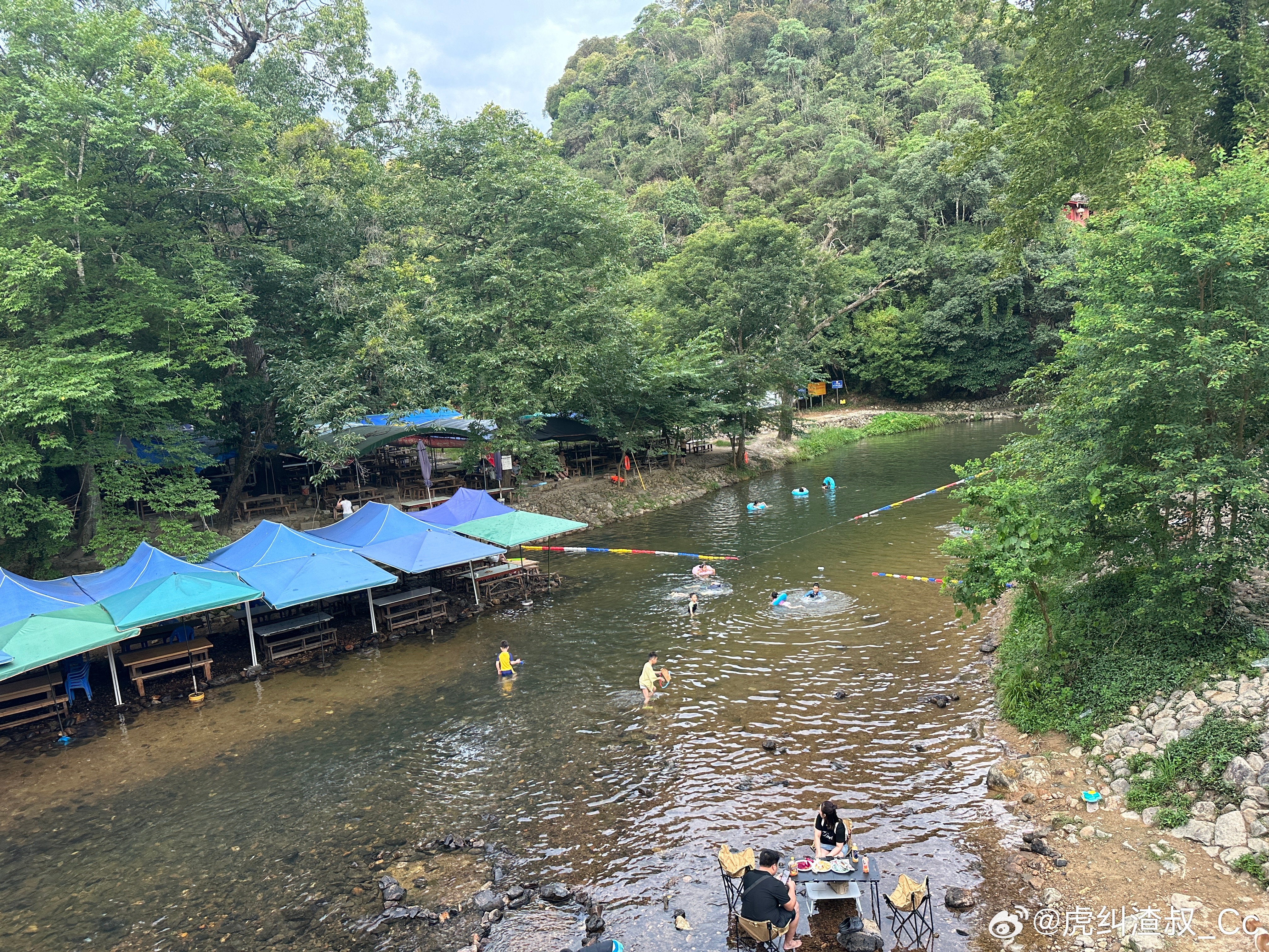 昨天抽时间带神兽出去走走自从上周末流感发烧之后活力降低了不少昨天抓了两只小鱼，一