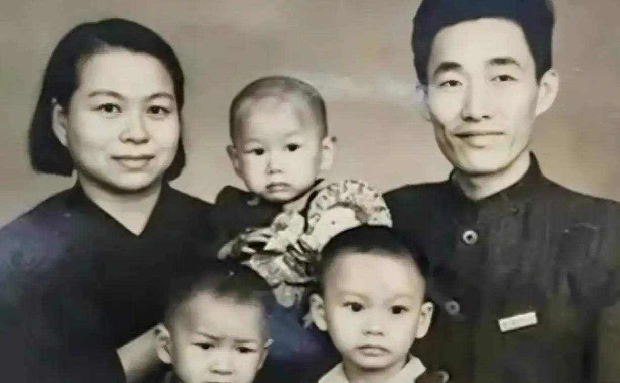 1947 年，中统特务拿出了一张照片，对同事张一锋说：“这个人是地下党，过几天就