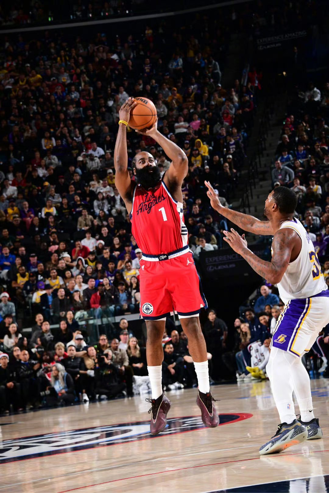 记者Marc Stein报道，哈登可能会在交易截止日前进入交易讨论范围。他表示：