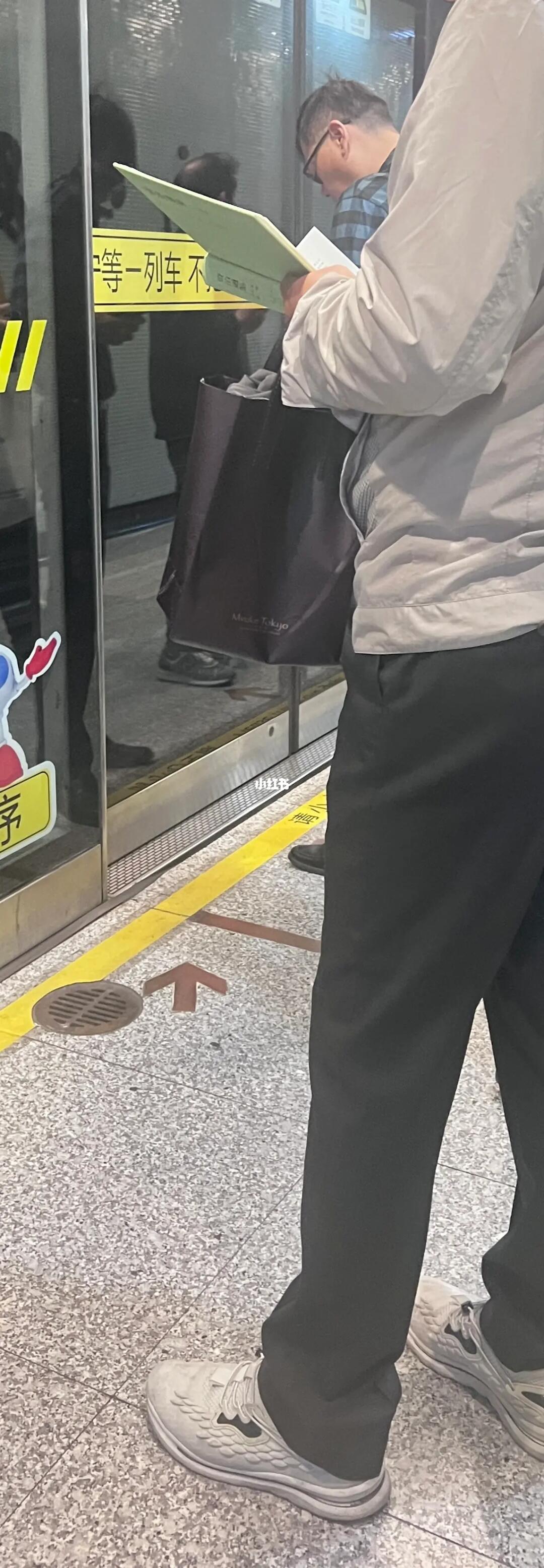 早高峰他从包里拿出了《资治通鉴》