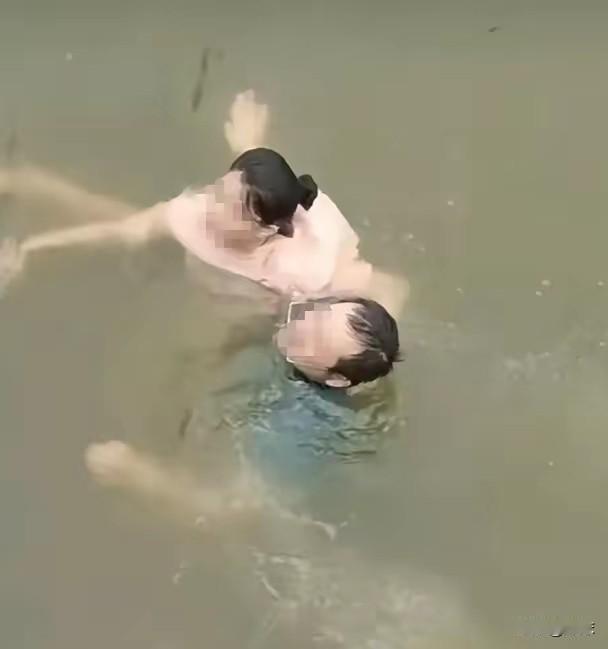 河北一男子见女子落水，脱衣跳水救人时裤头被冲走!

上岸后女子见其赤裸下身，反手