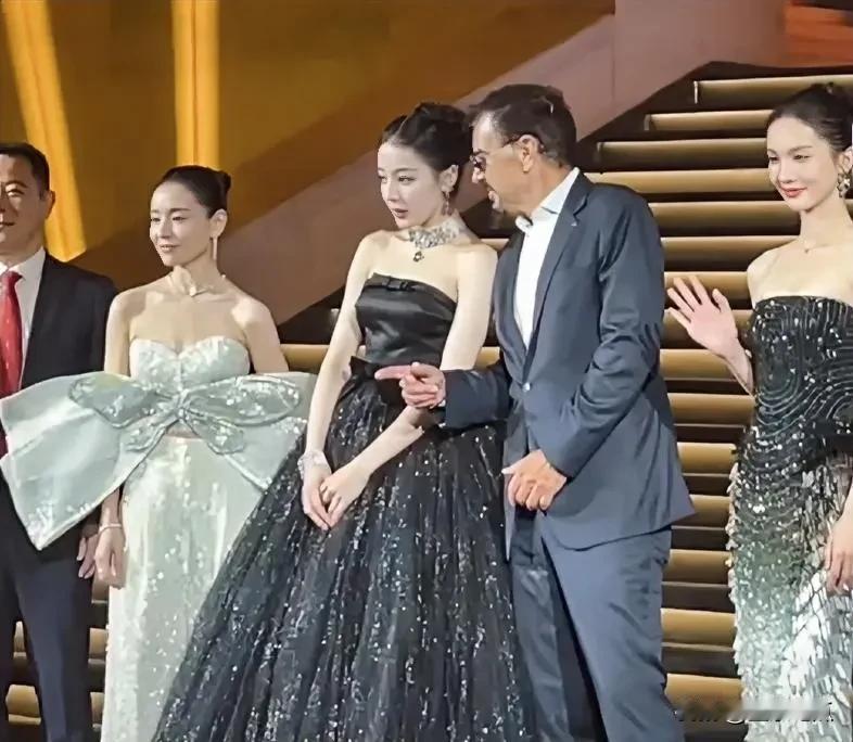 她们三位同框谁最美？
右边金晨的美貌，如花一般美丽，如月一般皎洁。左边董洁的气质