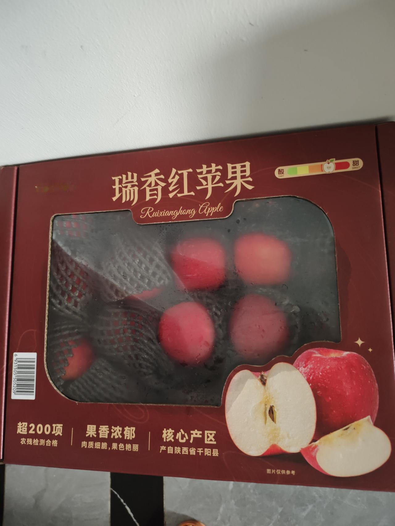 晒出我的今日美食我儿媳妇买的瑞香红苹果，个头小，色泽鲜艳，口感很脆，适合年轻人吃