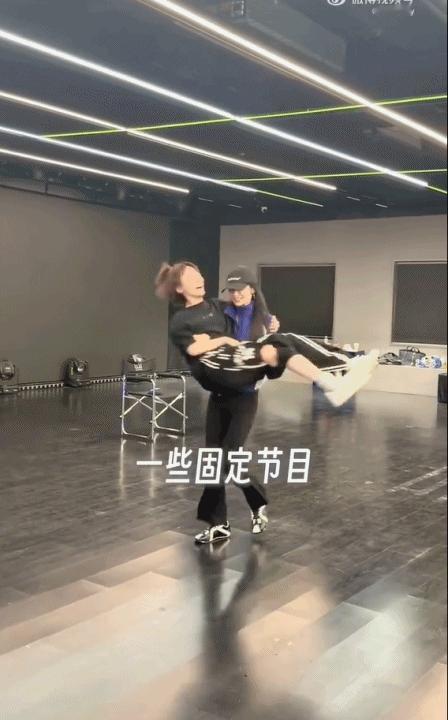 代斯手扒王濛送的榴莲代斯徒手开榴莲 这个代斯真的是搞笑女来的吧，偶遇谢楠时一个公