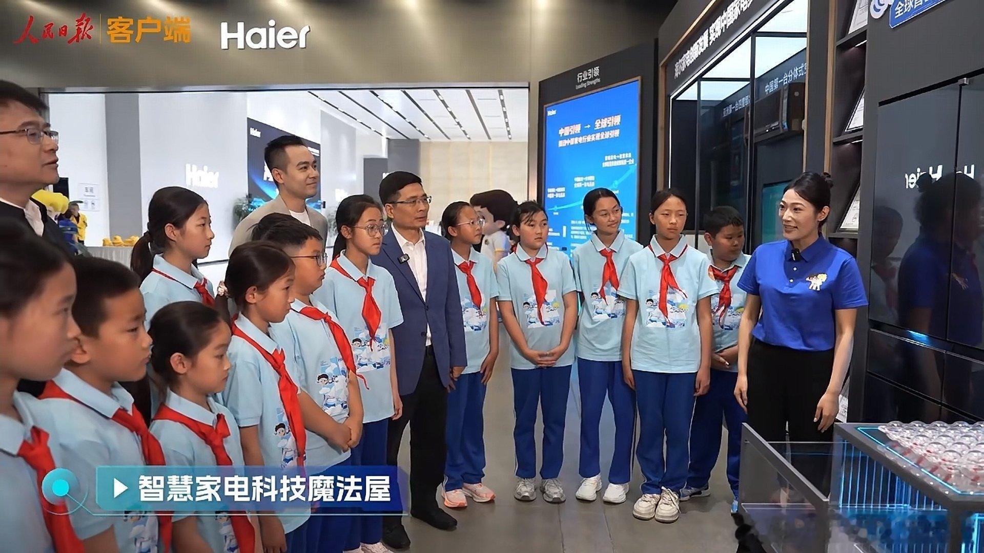 周云杰用定制小冰箱拿捏山东娃快乐 看着周云杰带孩子们亲手做迷你冰箱，突然想起自己