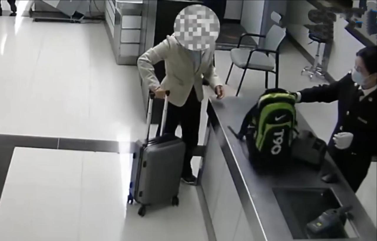 拦截了！深圳罗湖，一名女子入境，行李一过机检，就被工作人员请到了查验台，打开她的