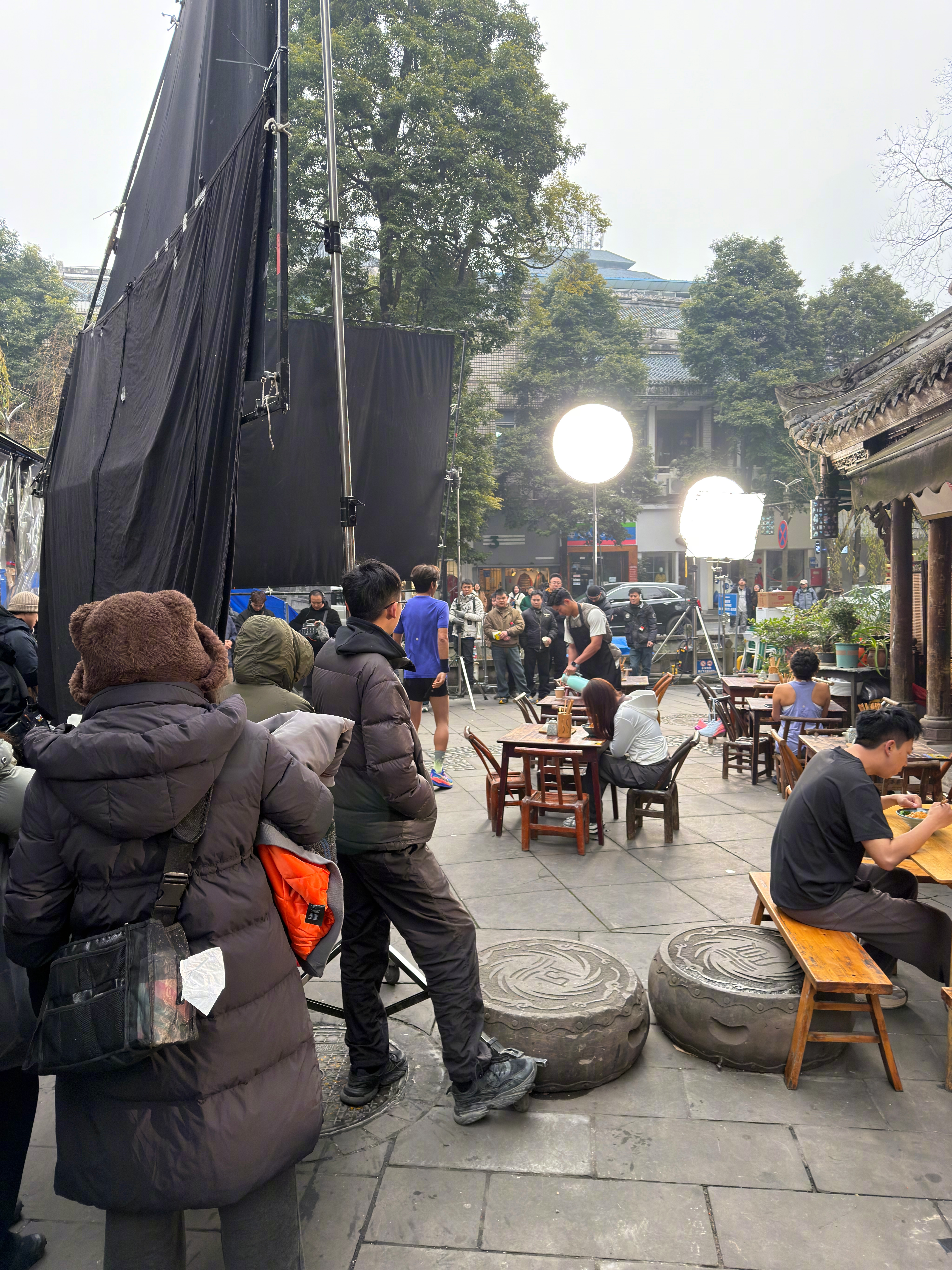 成都这么冷钟汉良短裤短袖跑步 成都超冷还穿短裤短袖跑步，也就钟汉良了！生日跑马拉