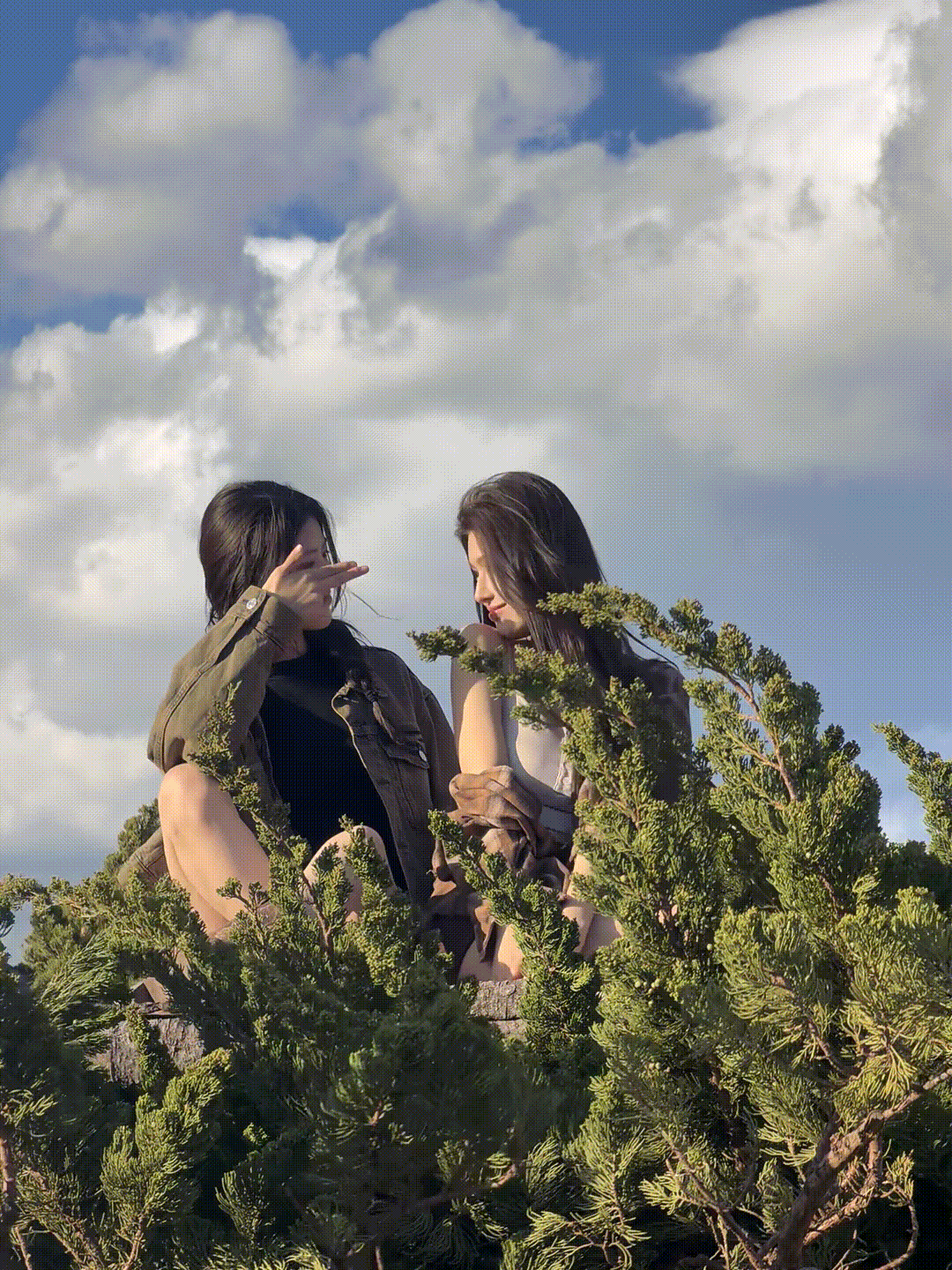 今天万峰林看到的，很香的姑娘，还是两个。这是哪个网红？