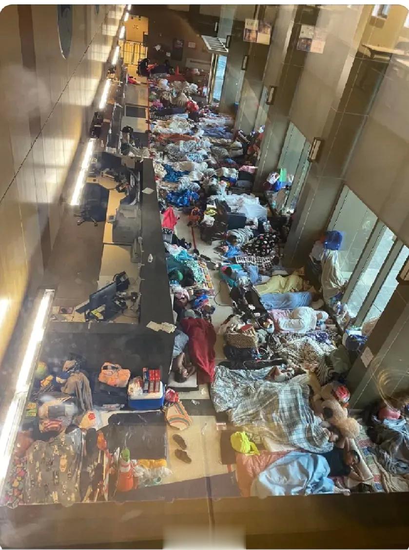 这不是火车站。这是芝加哥第12区警察局。世界级城市。世界第一的美国。 ​​​