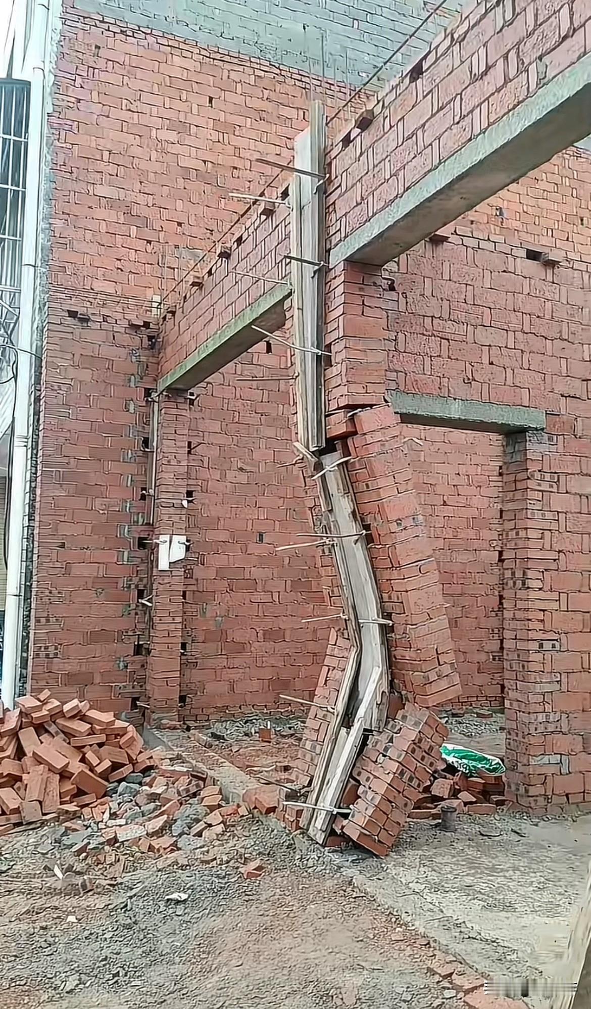 来个懂建筑给我分析一下，这房子建的是不是豆腐渣工程啊？还没完工就开始塌了，还有希