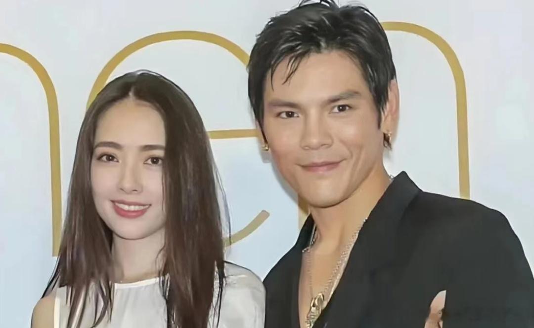 #向佐做过最疯狂的事是加郭碧婷微信# 向佐说加郭碧婷微信最疯狂，还羞涩起来。这种