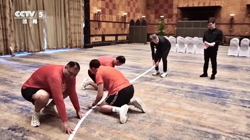 为了挤出更多时间，篮协主席郭振明、男篮主教练郭士强和教练团队，临时加班，在住地酒
