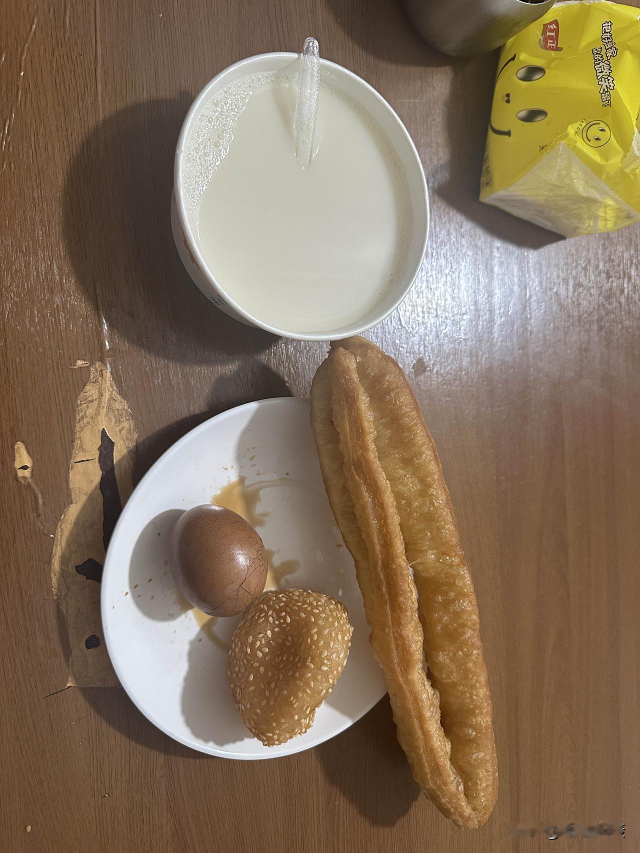 今天早上跑去一家曾经去过几次的早餐店，开在一个大型批发市场内部，所以每次去都需要