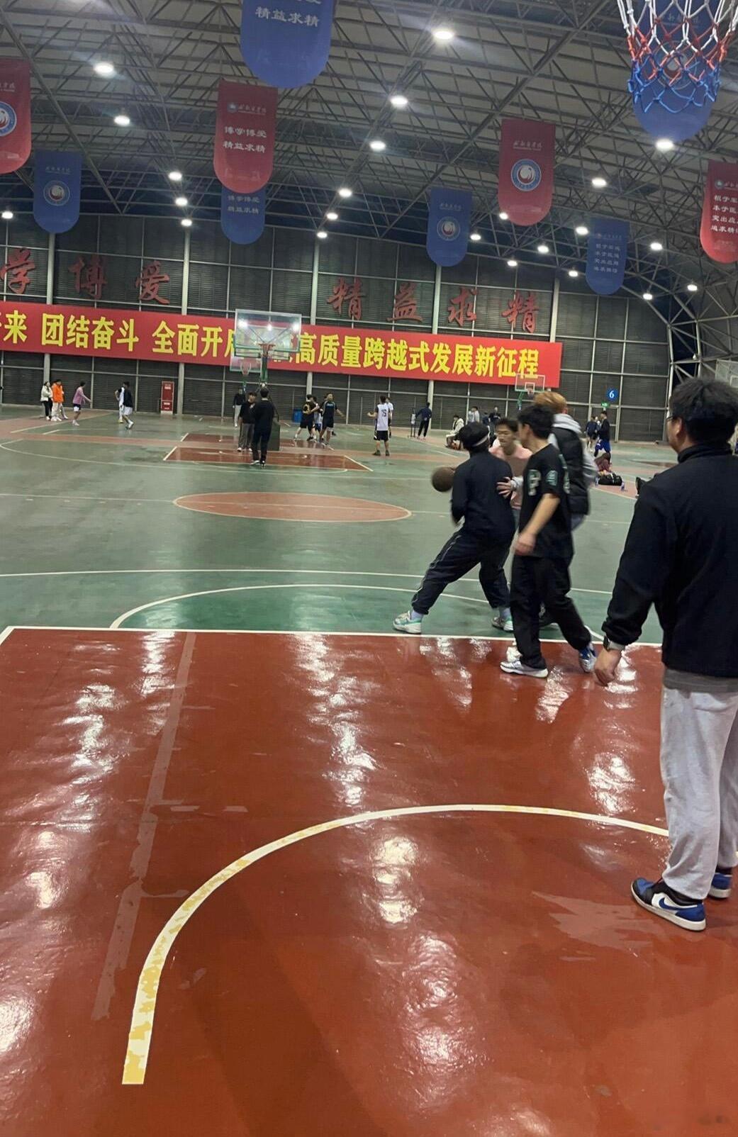 没事练练🏀真的喜欢这种浑身出汗的感觉[耶]快来晒晒你们的练🏀时刻吧[鼓掌]太