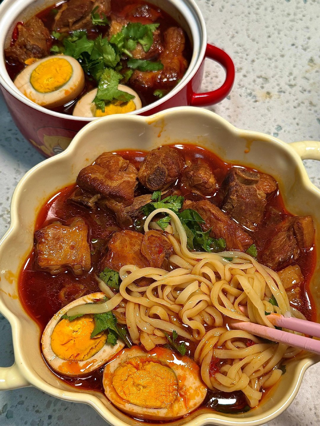如果我开店，这一定是招牌面！超香的排骨面色香味俱全~谁懂啊不允许有人没吃过  快