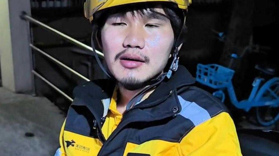有一位00后小伙，选择跑外卖作为自己的职业。在过去的五年时间里，他日复一日地辛勤