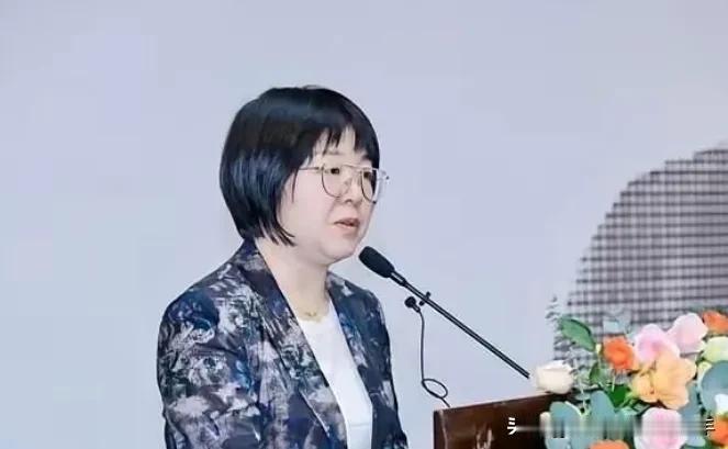 清华美院争议接连出现，院长吴琼做出间接表态！
8月，清华美院副教授丁荭的两幅旧作