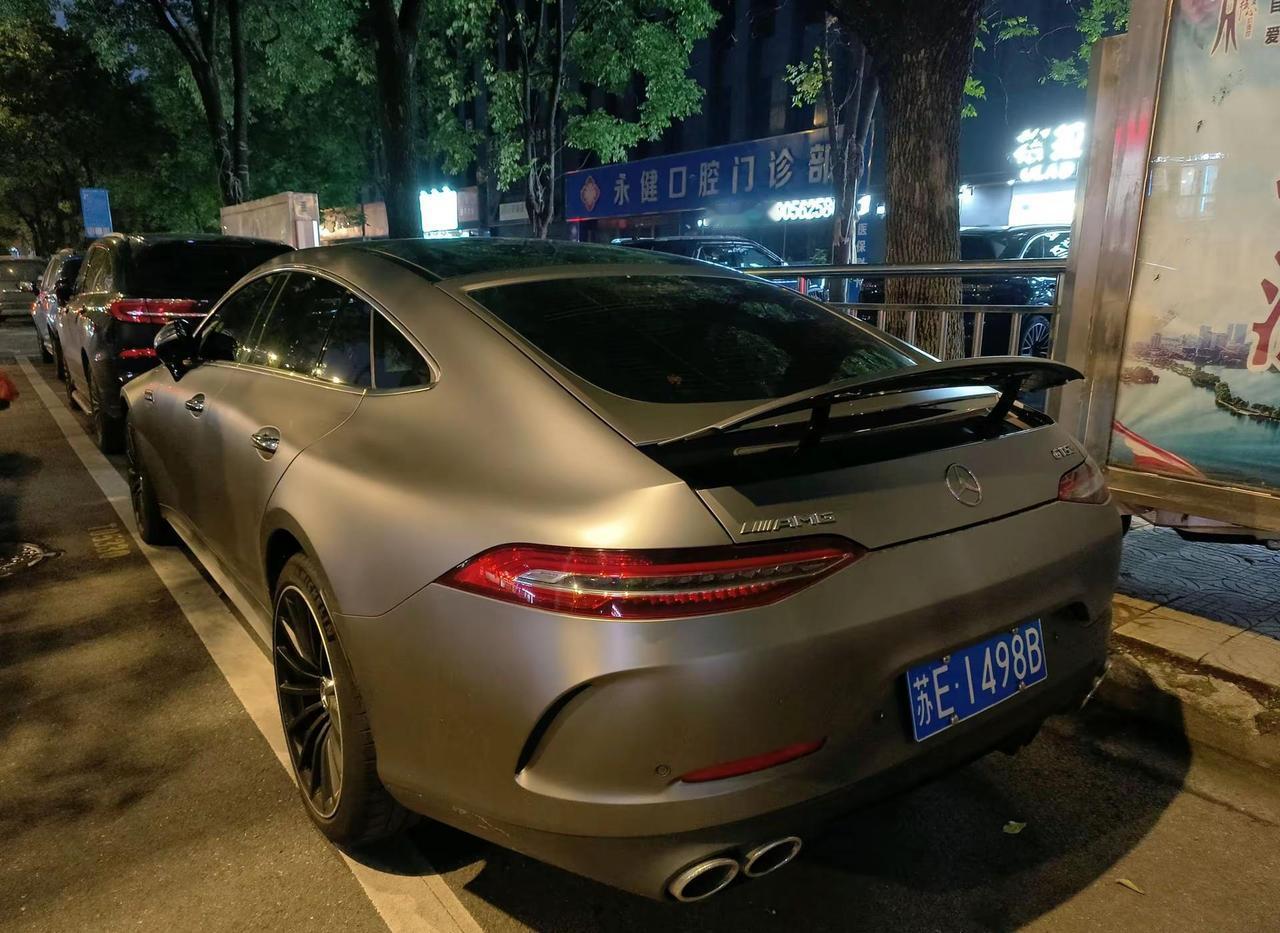 优雅溜背，哑光金属质感，四门无框车门。3.0T直列六缸，AMG GT50，兼顾日