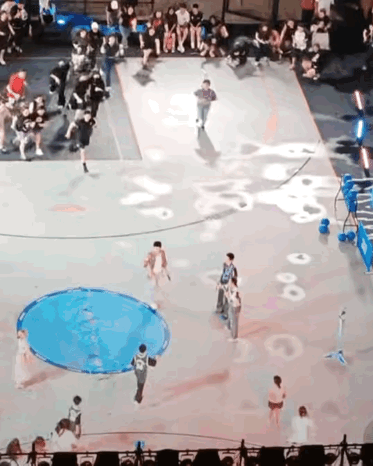 #王鹤棣录制节目混乱现场# 看现场的视频真的很吓人，乌泱泱的一群人一下子就冲到王