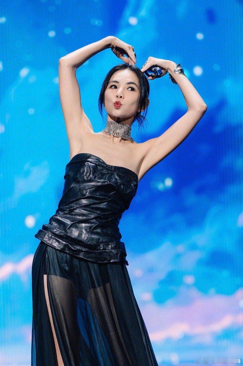 Ella的 “五彩斑斓的黑” 穿搭也太绝了吧！四套黑色礼服，每套都有独特亮点。后