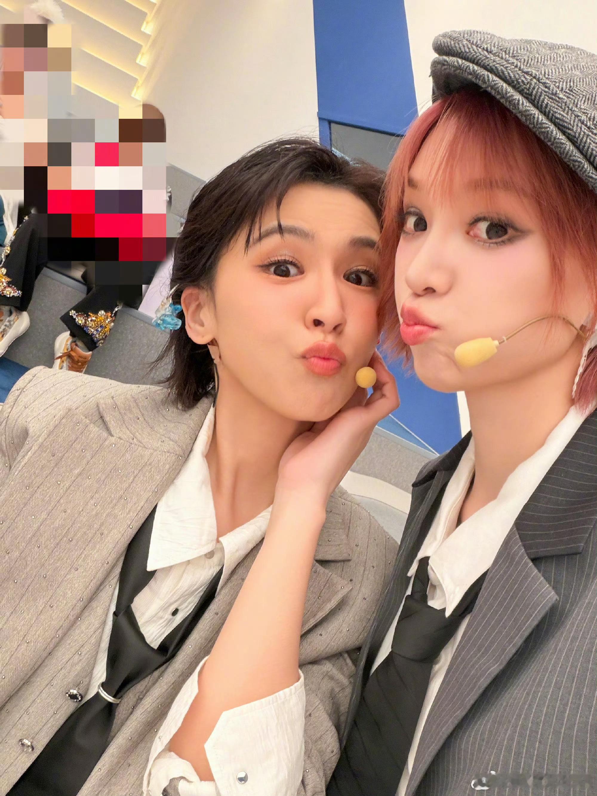 黄灿灿一键跟随曾沛慈黄灿灿“我是跟曾沛慈姐姐投票的”“沛慈姐去哪我去哪”，就这样