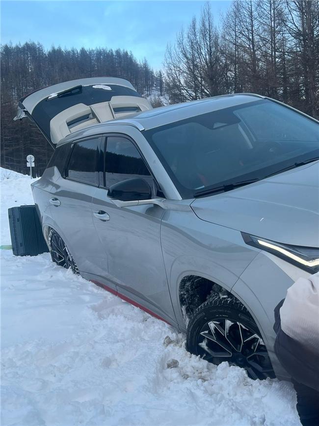 下雪天爬坡令人头疼，但在第五代胜达面前，这些都不是事儿。第五代胜达搭载了2.0T