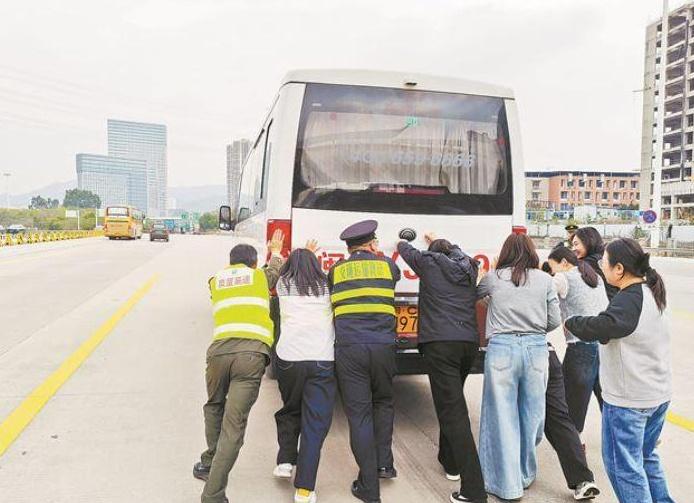 【厦门突现“推车侠”，乘客秒变“神助攻”！】近日，一辆从厦门返回泉州的中巴在高速